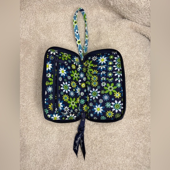 Vera Bradley Daisy Daisy Print Wristlet Wallet Retired Pattern EUC - Picture 4 of 6